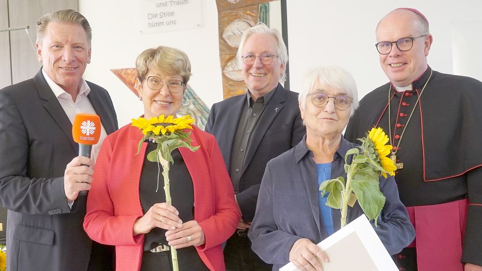 Ludger Abeln (Vorstandsvorsitzender der Caritas-Gemeinschaftsstiftung Osnabrück), Adelheid Lindemann (St. Bonifatius Westrhauderfehn), Rainer von Carnap (Caritas-Pfarrer), Magret Chudzinski (St. Bonifatius Westrhauderfehn) und Weihbischof Johannes Wübbe. Foto: Caritas/Roland Knillmann