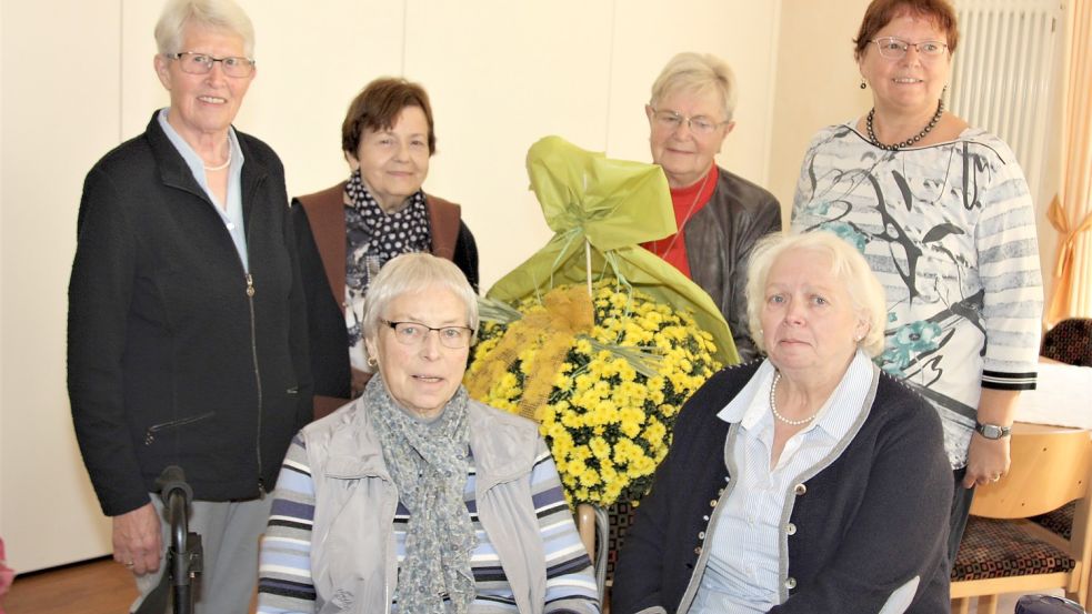 Die Frauen der ersten Stunde der Frauengemeinschaft St. Georg Strücklingen wurden geehrt (von links, sitzend): Käthe Schlarp, Marianne Stotz sowie Leni Schulte (stehend, von links), Marlene Evers, Karola Hüntelmann, Maria Jansen. Foto: Passmann