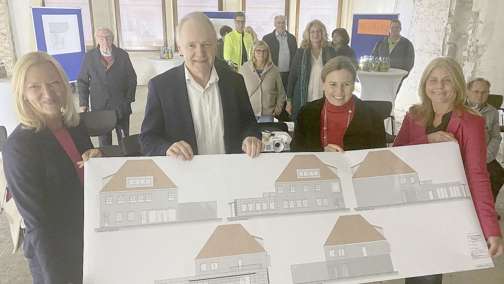 Stellten die neuen Pläne auf der Baustelle vor: Bildungswerk-Geschäftsführerin Nicola Fuhler, Vorsitzender Dr. Georg Pancratz, Patricia Bonney (Amt für regionale Landesentwicklung) und Annette Hopfmann, pädagogische Mitarbeiterin (von links). Foto: Wimberg