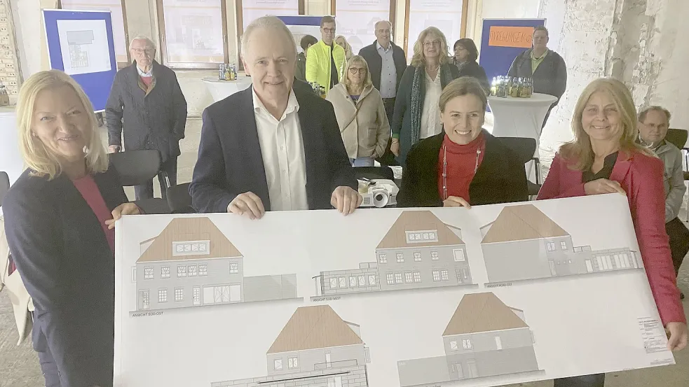 Stellten die neuen Pläne auf der Baustelle vor: Bildungswerk-Geschäftsführerin Nicola Fuhler, Vorsitzender Dr. Georg Pancratz, Patricia Bonney (Amt für regionale Landesentwicklung) und Annette Hopfmann, pädagogische Mitarbeiterin (von links). Foto: Wimberg