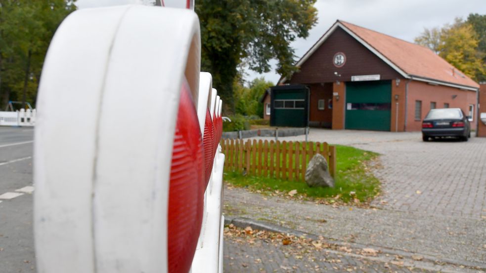 Das Feuerwehrhaus in Großwolde liegt im abgesperrten Gebiet. Foto: Hellmers