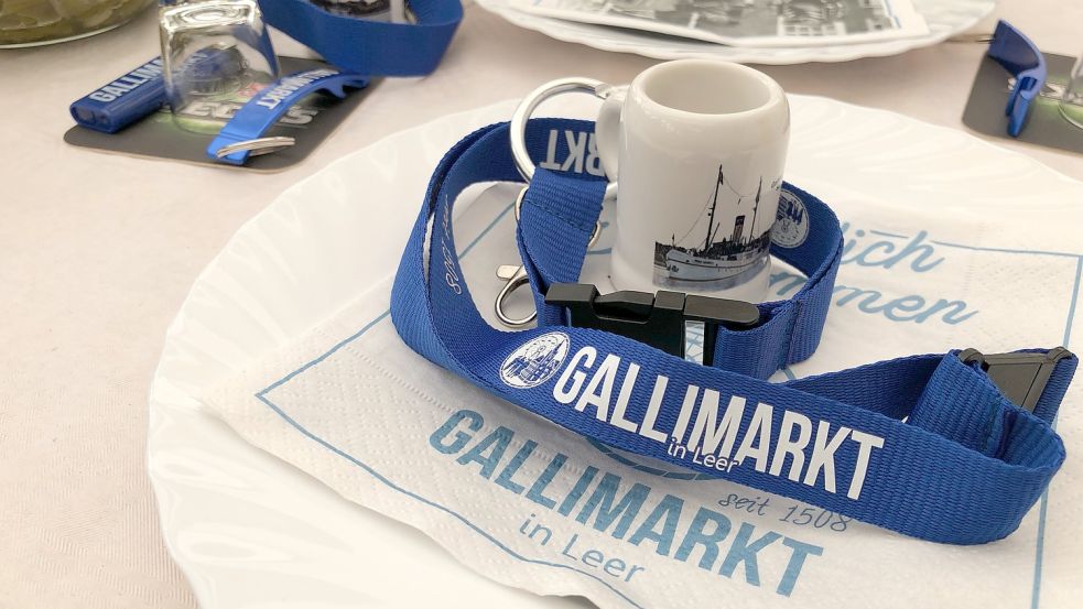 Ein exklusives Geschenk von den Schaustellern und der Stadt Leer: die Gallimarkt-Accessoires des Jahres 2022. Foto: Lüppen