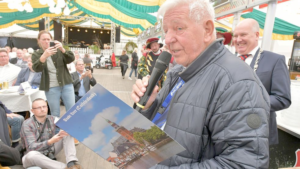 Er ist doch noch "die Stimme des Gallimarkts": Karl-Heinz Langenscheidt, langjähriger Vorsitzender der ostfriesischen Schausteller, wurde geehrt. Foto: Ortgies