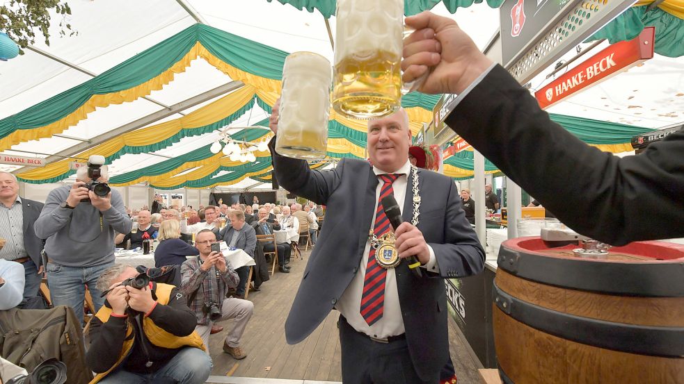 "Zum Wohl": Bürgermeister Claus-Peter Horst hat angezapft. Foto: Ortgies
