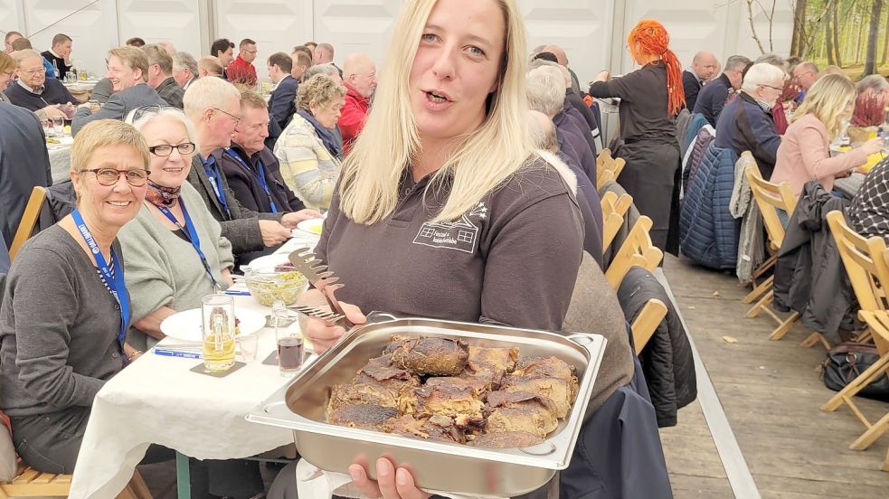 Immer wieder lecker: die Rinderroulade im Festzelt. Für Vegetarier gab es übrigens ein Gemüseschnitzel. Foto: Wolters