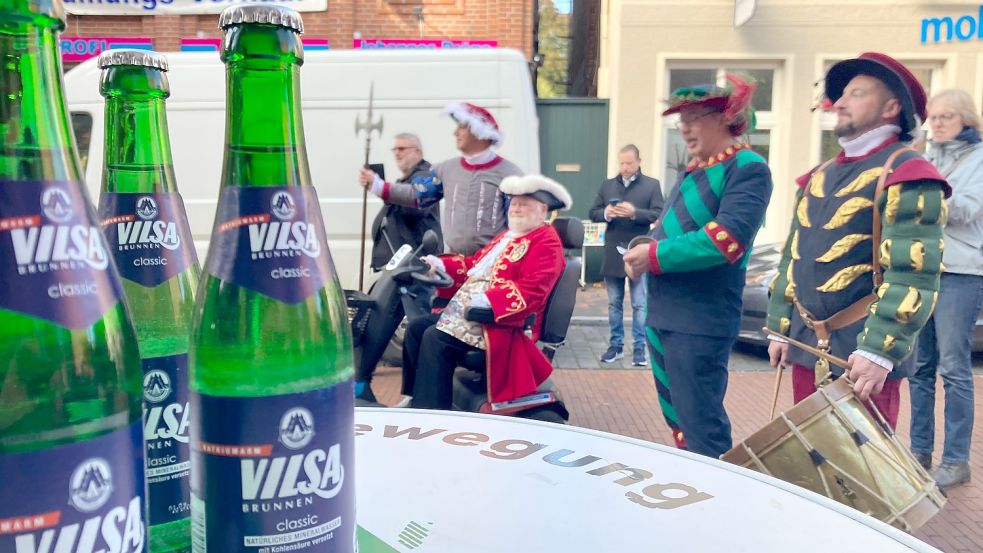 Nicht überall wurde Schnaps verteilt. Oft war auch Wasser als Alternative dabei. Foto: Kierstein