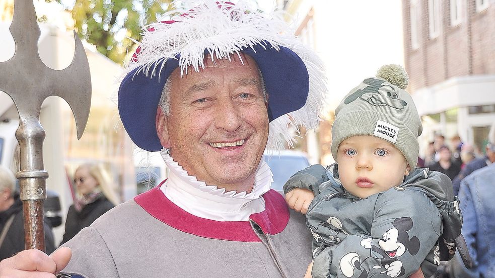 Auf Reemt Reetsema Arm erlebte Enkel Felix (elf Monate) den Zug der Herolde. Foto: Wolters