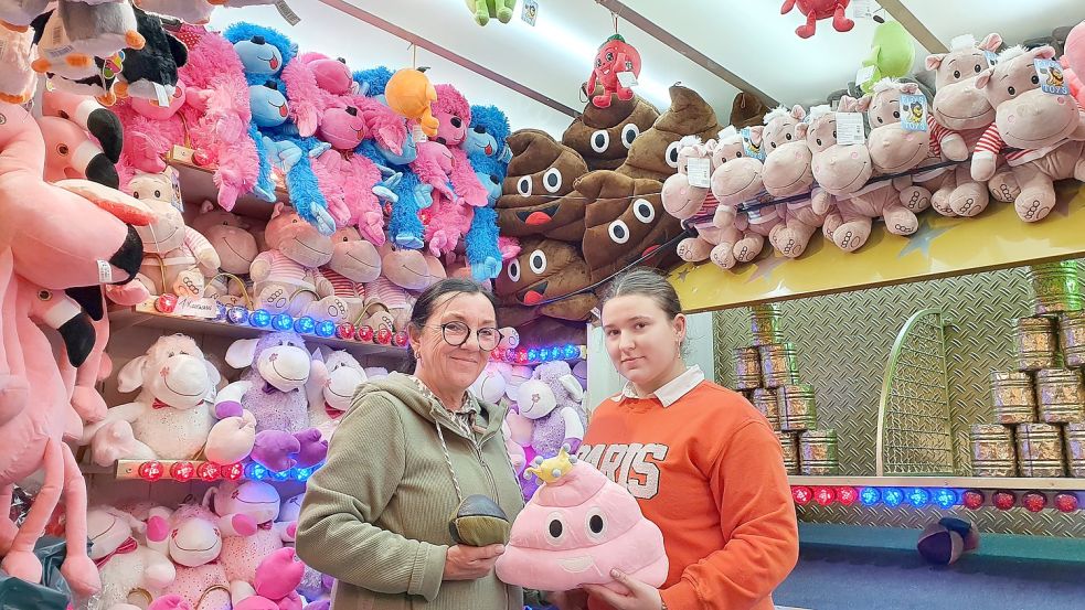 Michaela Schneid und Gilda Wiegand zeigen einen Hauptgewinn, der Kacke ist. Bild: Gettkowski