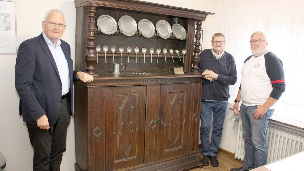 Freuen sich über den über 200 Jahr alten Kannenstock, der nun im Heimathaus Harkebrügge einen Platz bekommen hat (von links): Hans Eveslage, Heinz Frerichs, Richard Machatzke. Foto: Passmann