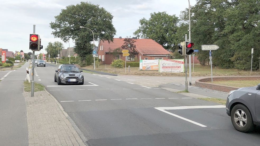 Die Kreuzung an der Ecke Papenburger Straße/Am Denkmal/Königstraße in Flachsmeer gilt als gefährlich. Nun ist dort wieder ein Unfall passiert. Archivfoto: Ammermann