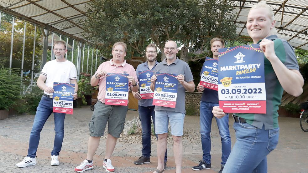 Die Organisatoren der ersten Marktparty in Ramsloh auf dem Gelände von Garten Janssen in Ramsloh (von links) Uwe Drees, Martin Thoben, Andre Stoppelmann, Ralf Kösters, Karsten Fugel und Sandra Janssen. Foto: Passmann