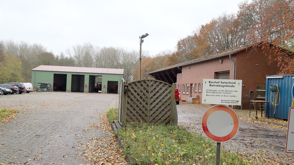 Der Bauhof der Gemeinde Saterland in Scharrel soll für die Zukunft gerüset werden. Geplant ist ein modernes Multifunktionsgebäude. Am jetzigen Standort an der Hauptstraße beim Klärwerk gibt es allerdings gar keinen gültigen Bebauungsplan für diese Maßnahme. Foto: Passmann