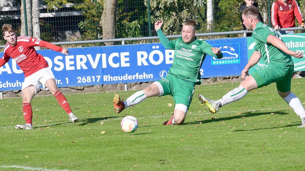 Gegen Moordorf war Jasper Weber (links) wieder einer der Aktivposten im Spiel von TuRa. Doch nun muss Westrhauderfehn erstmal auf den Youngster verzichten. Er verletzte sich im Training. Foto: Damm