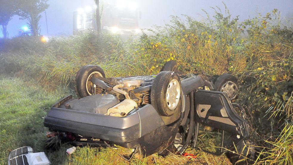 Das Auto überschlug sich und blieb auf dem Dach liegen. Foto: Wolters