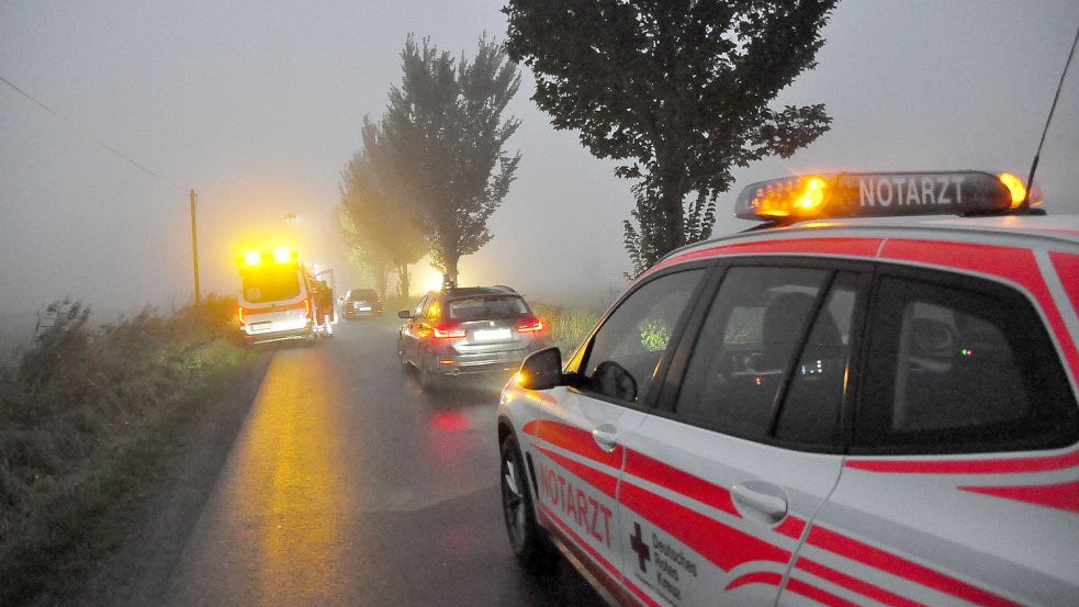 Zu dem Einsatz am Siever Weg in Neermoor wurden zahlreiche Einsatzkräfte gerufen. Foto: Wolters