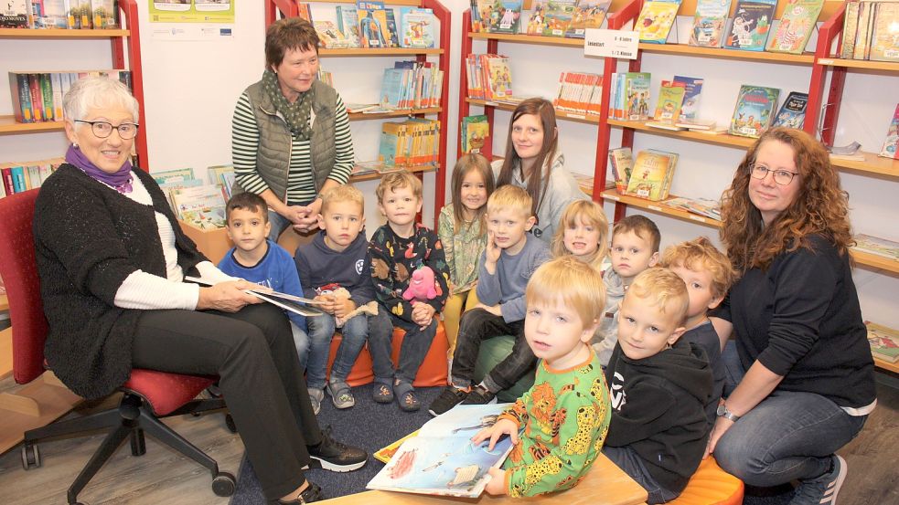 Die Bücherei in Elisabethfehn beteiligte sich an der Aktion „Lesestart 1-2-3. Den Kinder der KiTa Elisabethfehn „Die Arche“ las Renate Sibum (links) einige Geschichten vor. Foto: Passmann