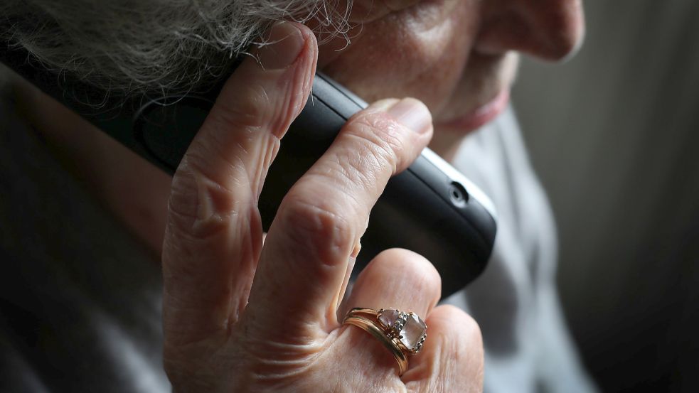 •Viele ältere Menschen werden durch den sogenannten Enkeltrick oder Schockanruf um Erspartes gebracht. Foto: Hildenbrand/dpa