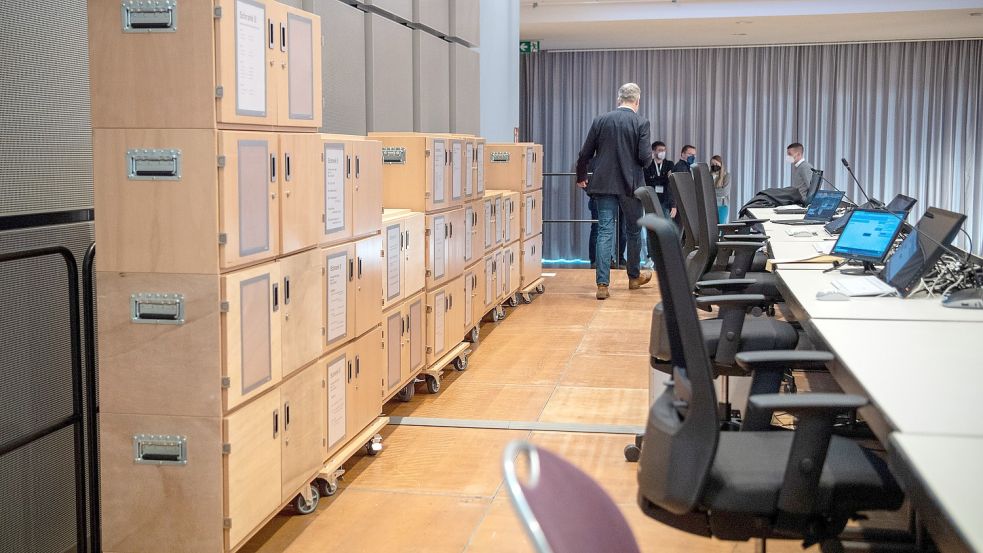 Eine Flut an Informationen: Schränke mit Akten zum Verfahren gegen den verurteilten Ex-Krankenpfleger Niels Högel stehen vor Prozessbeginn im Saal der Weser-Ems-Hallen, in die das Landgericht aus Platzgründen den Prozess verlegt hat. Foto: Schuldt/dpa/Archiv