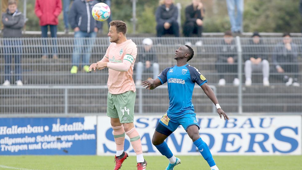 Ex-Bundesligaprofi Philipp Bargfrede (links) war in Emden der ruhende Pol in der Werder-Defensive. Foto: Doden