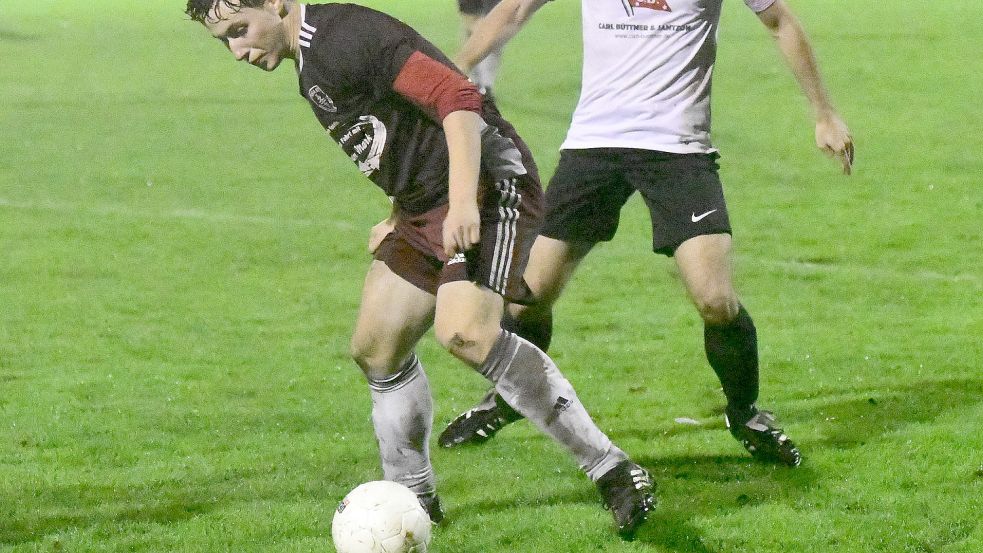 Westrhauderfehns Mihail Lyubenov behauptet hier den Ball.