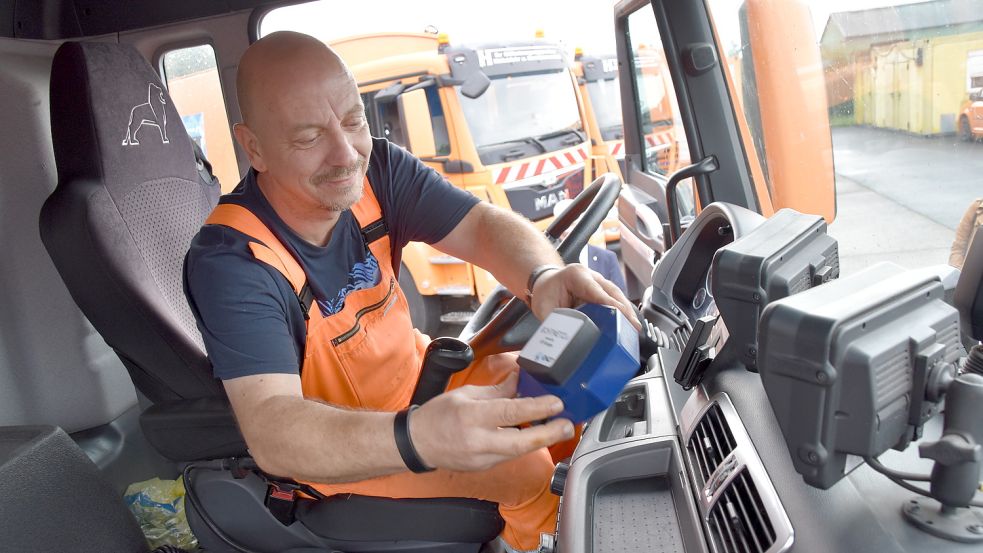 Kai Möller, Fahrer eines Müllwagens, legt das Messgerät auf dem Armaturenbrett ab. Über den Zigarettenanzünder wird das Gerät mit Strom versorgt. Foto: Wehry