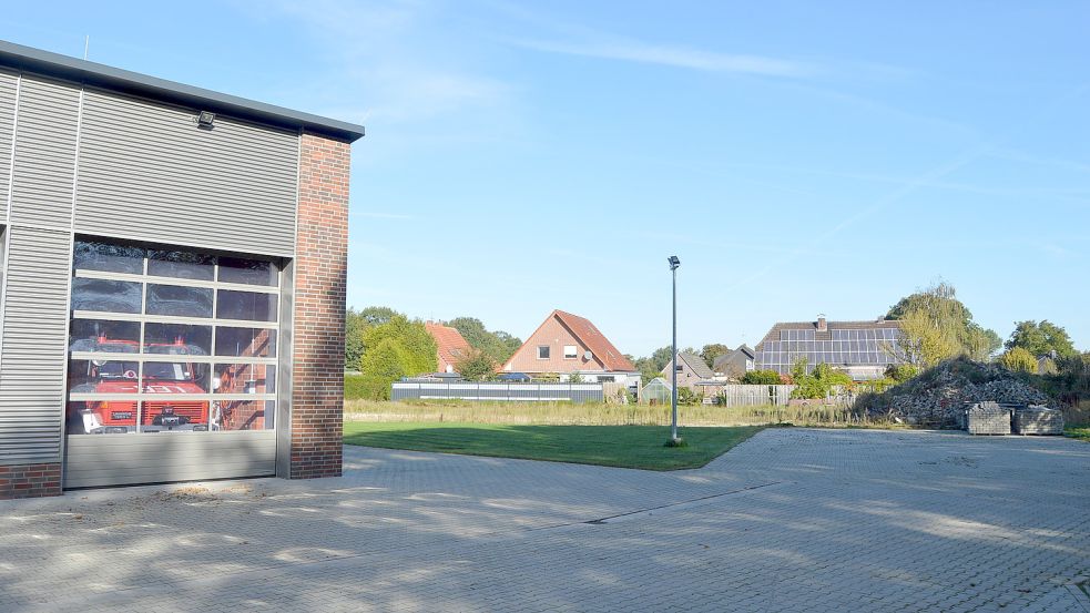 Das noch nicht bebaute Grundstück auf dem Gelände der Freiwilligen Feuerwehr Burlage soll zukünftig als neuer Dorfplatz und für die Ausrichtung des Dorffestes genutzt werden. Foto: Weers