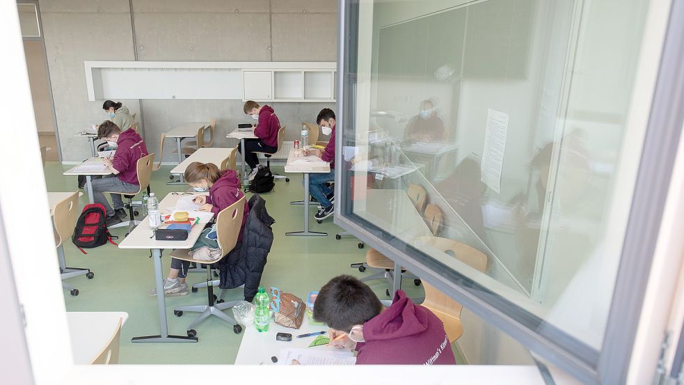 Das offene Fenster bleibt an Schulen ein wichtiger Baustein im Kampf gegen Corona. Foto: Gollnow/DPA