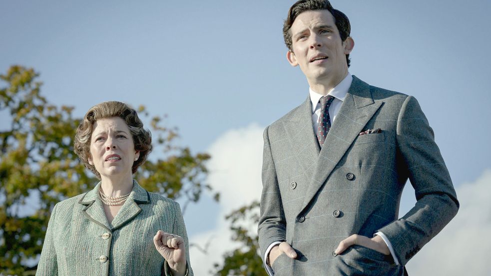 Prinz Charles (rechts, Josh O‘Connor) neben Queen Elizabeth II. (links, Olivia Colman) in der vierten Staffel von „The Crown“. Foto: imago-images/Cinema Publishers Collection/Des Willie