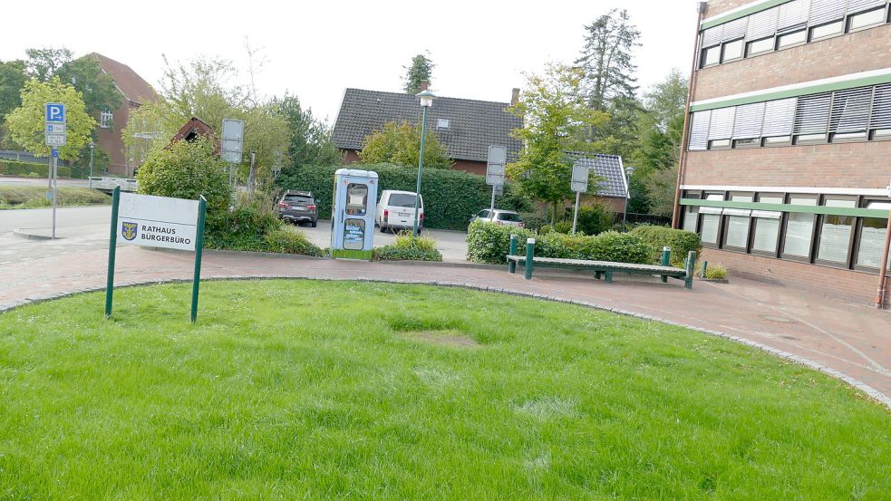 Der kleine Parkplatz südöstlich des Rathauses an der 1. Südwieke war Thema im Tiefbauausschuss der Gemeinde Rhauderfehn. Foto: Wieking