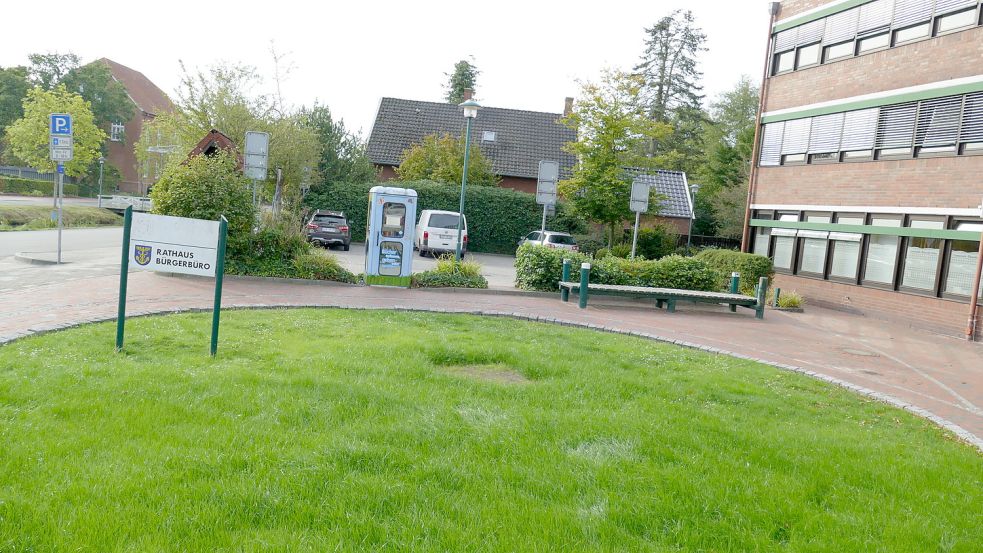 Der kleine Parkplatz südöstlich des Rathauses an der 1. Südwieke war Thema im Tiefbauausschuss der Gemeinde Rhauderfehn. Foto: Wieking