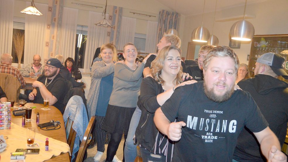 Je später der Abend, desto besser die Stimmung im Völlenerfehner Schützenhaus. Dann wird von den Gästen auch schon einmal eine Polonaise durchgeführt, was allseits für Erheiterung sorgt. Foto: Weers