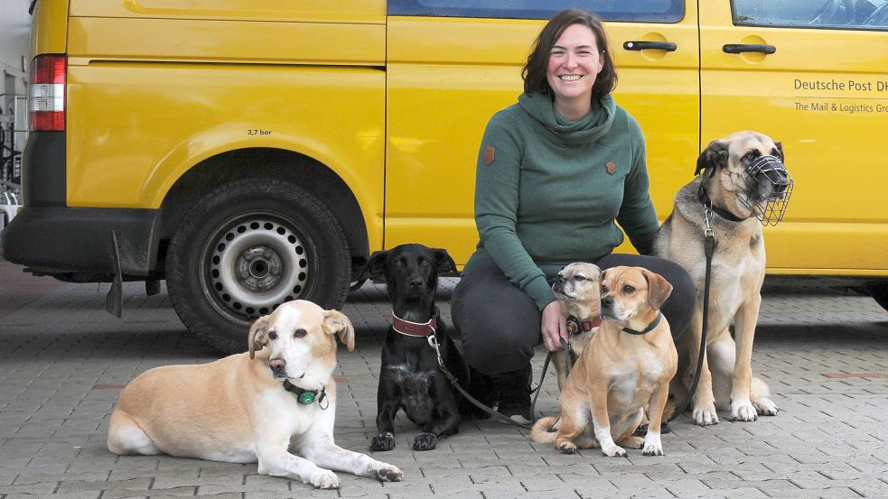 Sie ist für die Post als externe Dozentin im Einsatz: Hundetrainerin Esther Gassmann aus Rastede schult die Postboten im Umgang mit Vierbeinern. Foto: Udo Hippen
