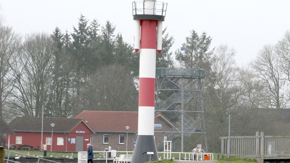 Der Leuchtturm „Roter Sand“ steht auf einer Landzunge im Barßeler Bootshafen. Foto: Passmann