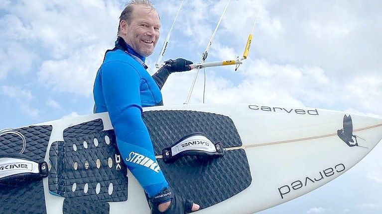 Andreas Pohl wohnt auf Norderney, ist begeisterter Kite-Surfer und kennt sein Revier. Dennoch geriet er am Sonntag in Not und musste gerettet werden. Foto: privat