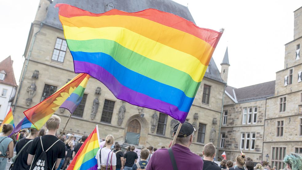 Nach der queerfeindlichen Attacke auf dem CSD in Münster zeigte Osnabrück Anfang September Flagge. Foto: Swaantje Hehmann