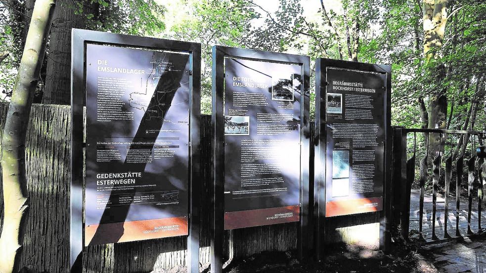 In der abschließenden Projektphase sind die neuen Informationstafeln auf dem Gelände der Begräbnisstätte Esterwegen/Bockhorst nun offiziell enthüllt worden.