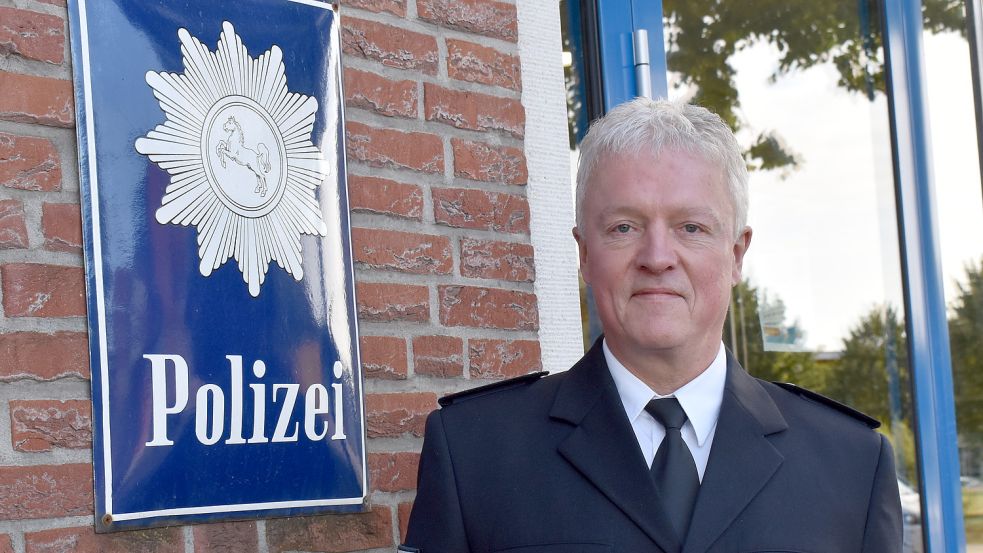 Der Leiter der Polizeiinspektion Leer/Emden, Thomas Memering, steht vor dem Dienstgebäude in Leer. Foto: Zein