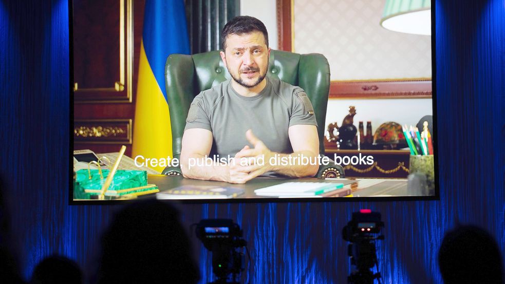 Aufgezeichnet und dennoch wuchtig: Der ukrainische Präsident Wolodymyr Selenskyj spricht zu den Vertretern der Buchbranche auf der Frankfurter Buchmesse. Foto: dpa