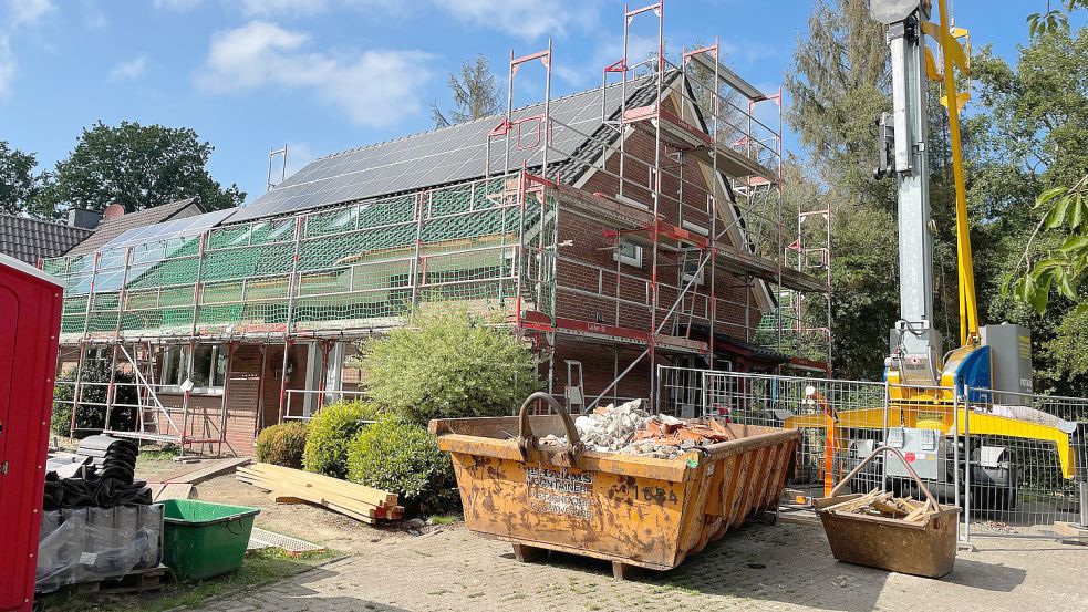 Energetisch saniert und zwar preiswürdig: Dieser Altbau in Jeddeloh ist nicht nur gedämmt worden, er bezieht seine Wärmeenergie neuerdings aus zwei Bohrlöchern und die zugehörige Wärmepumpe wird mit Solarstrom betrieben. Foto: privat