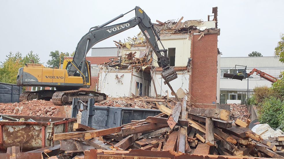 Nach Abschluss der Abrissarbeiten kann mit den vorbereitenden Arbeiten für den Erweiterungsbau des Krankenhauses Rheiderland begonnen werden. Foto: Gettkowski