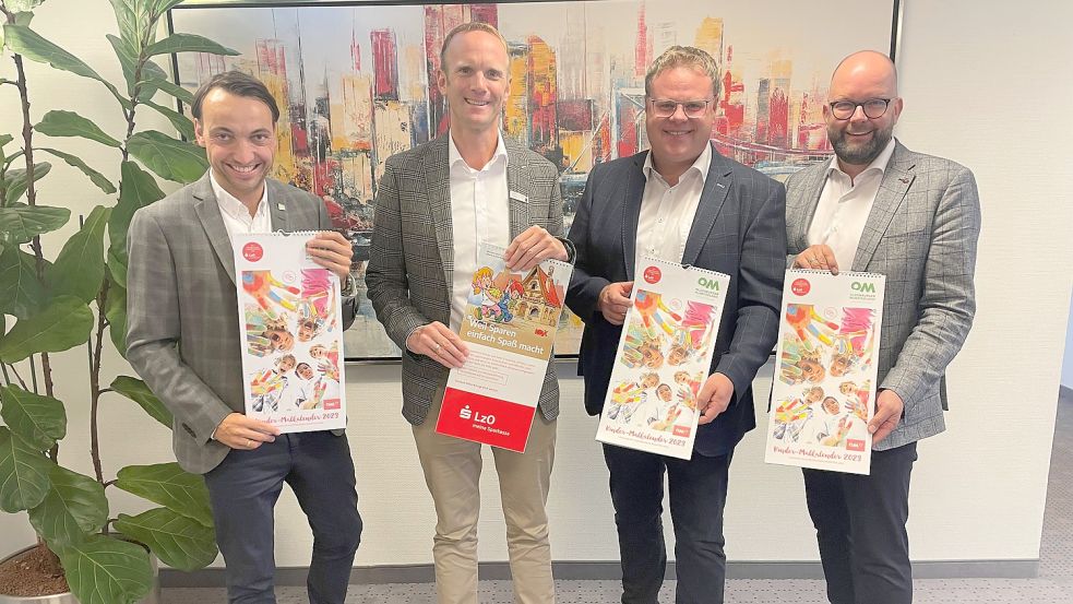 Stellten den neuen OM-Kindermalkalender vor (von links): Jan Kreienborg (Geschäftsführer, Verbund OM), Volker Raker (Direktor Privatkundengeschäft, LzO), Landrat Tobias Gerdesmeyer (Vechta) und Landrat Johann Wimberg (Cloppenburg). Foto: Pietzner