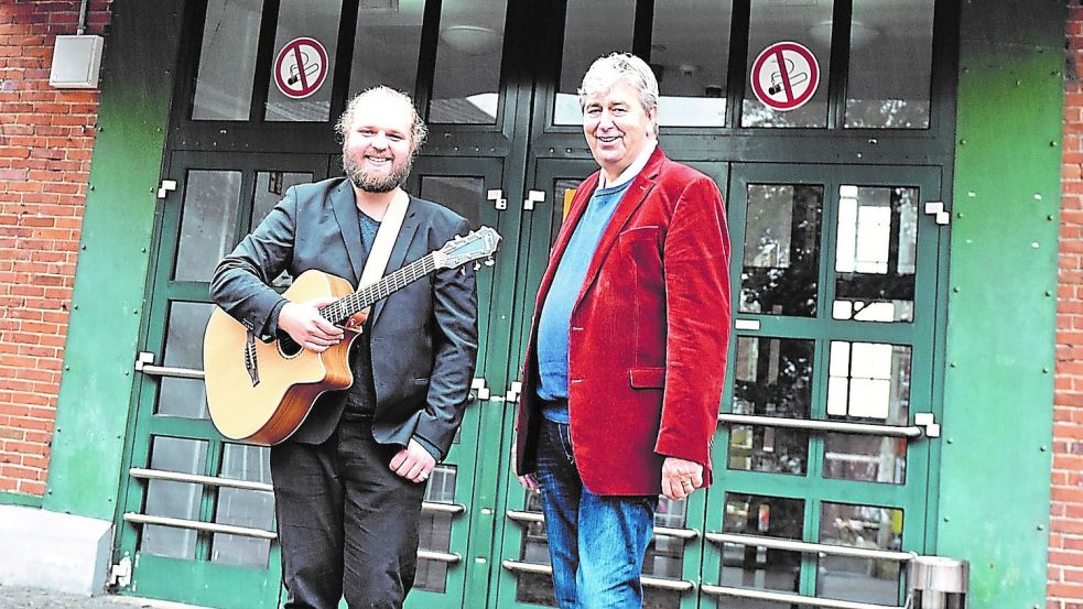 Musiker Jan Bleeker (l.) und Hans-Günter Kaltwasser vom Förderverein Tourismus und Stadtmarketing Papenburg freuen sich auf das Konzert in der Alten Kesselschmiede. Foto: Britta Kothe