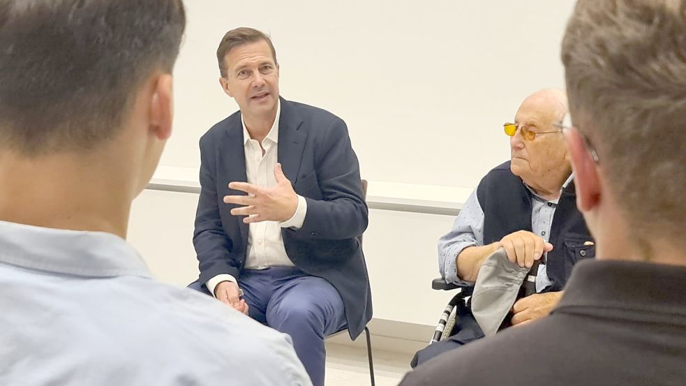 Der neue Botschafter der Bundesrepublik Deutschland in Israel, Steffen Seibert (hinten links), zeigte sich beeindruckt von dem Wissen und Engagement der Schüler in Sachen Erinnerungskultur. Albrecht Weinberg (hinten rechts) und die Schüler unterhielten sich angeregt mit dem Botschafter. Foto:Privat