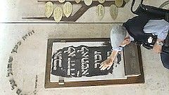 Für Weinberg selbst wiederum gab es einen emotionalen Moment, als er gemeinsam mit den Schülern in einer Synagoge der Stadt die dort ausgestellte steinerne Gebotstafel berühren durfte, die 1938 nach dem Brandanschlag auf die Leeraner Synagoge aus dieser geraubt wurde und jahrzehntelang verschollen war. Foto: Privat