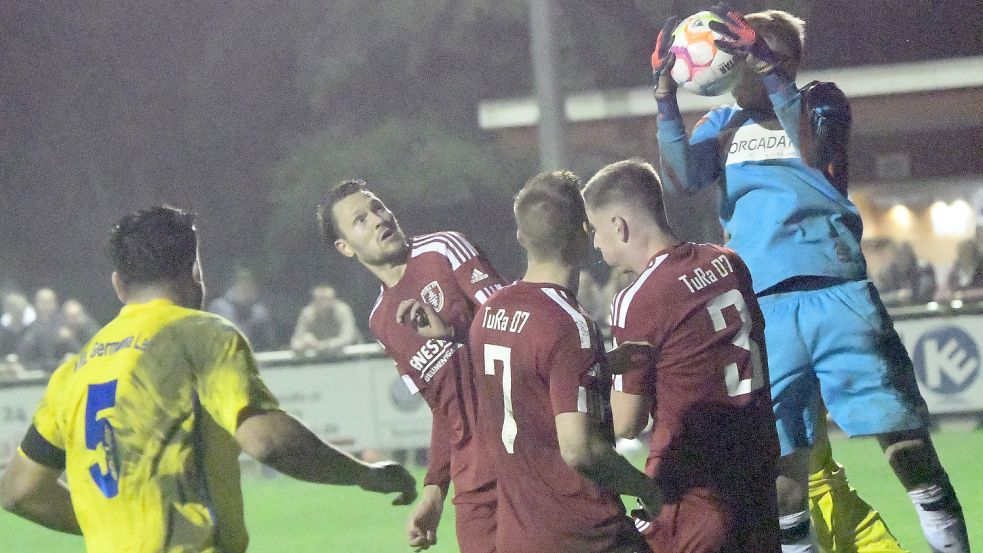 Keeper Tom Bünting hält in der Schlussphase den Punkt für Germania Leer fest. Foto: Damm