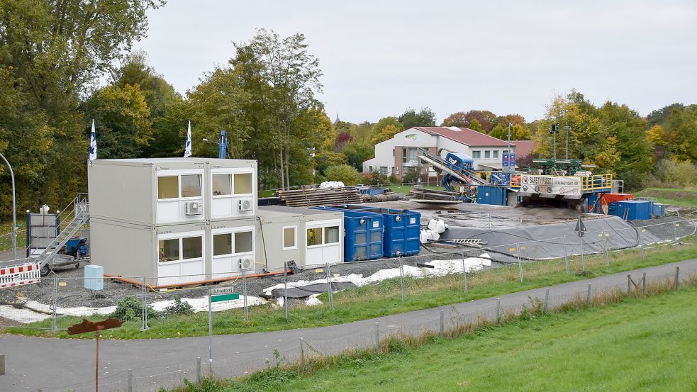 Der Bohrplatz mit den Bürocontainern direkt am Emsdeich bei Weener. Für den Neubau der Friesenbrücke sucht die Bahn jetzt einen Teilprojektleiter. Foto: Ammermann