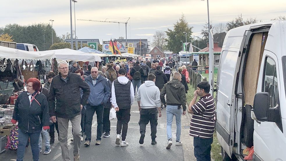 Auf dem Straßenfest, das am heutigen Sonntag gefeiert wird, ist schon kurz nach der Eröffnung einiges los. Foto: Ammermann