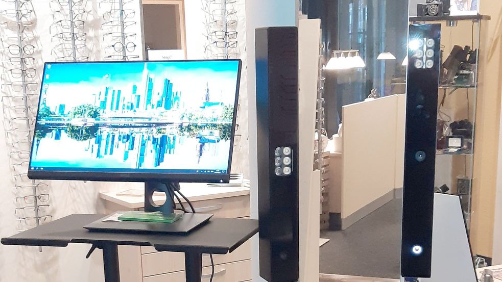 Für die exakte Zentrierung von Gleitsichtgläsern nutzt das Team den „Vision Excellence Tower 4.0“. Das Gerät mit seiner innovativen 3D Messtechnik basiert auf einem Zwei-Kamera-System.