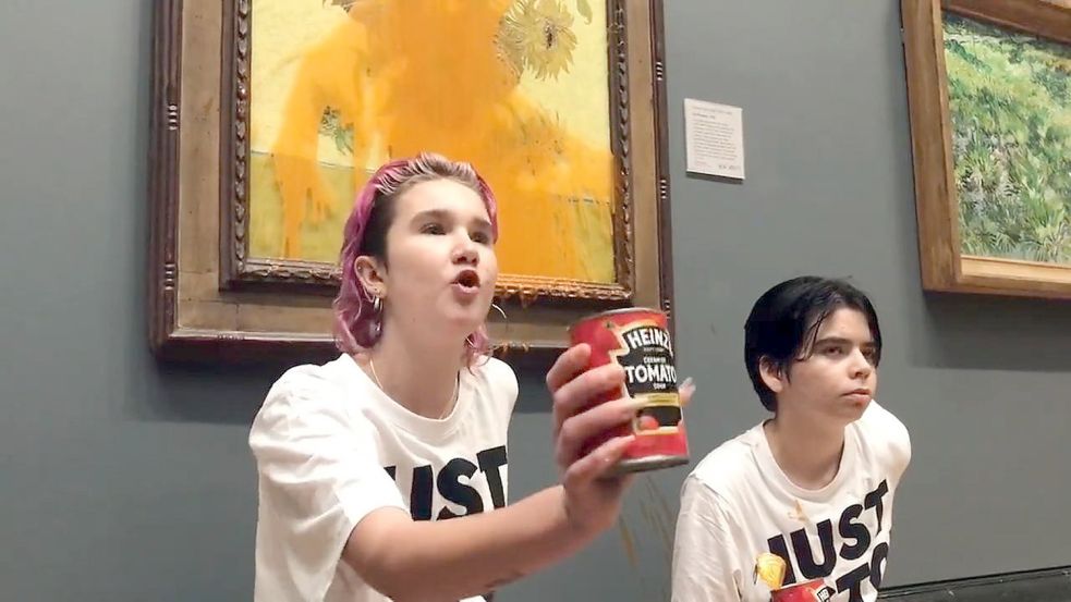 Zwei Umweltaktivistinnen schütteten am Freitag in der Nationalgalerie in London zwei Dosen Heinz Tomatensuppe über das weltberühmte Gemälde von van Gogh. Foto: Just Stop Oil/PA Media/dpa