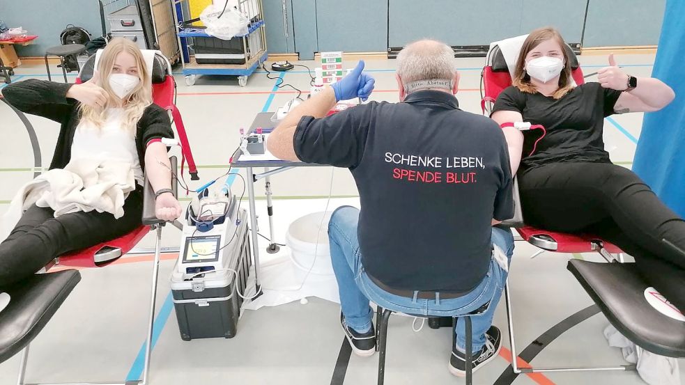 Daumen hoch - machen diese Spenderinnen und der Mitarbeiter des Blutspendedienstes. Foto: Privat